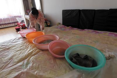 平凉楼上漏水，住户失联，小区没物管，业主维权难！律师来支招……